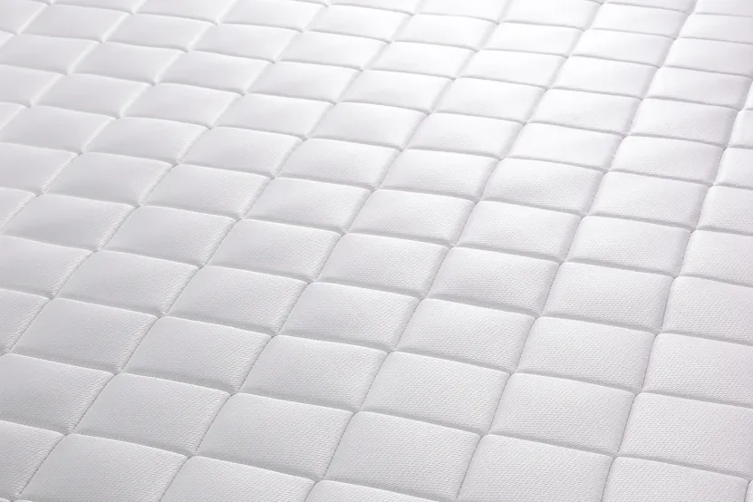 Pack lit complet 140x190 cm - Matelas + Sommier Blanc (en kit) + 2 oreillers + Couette - Form